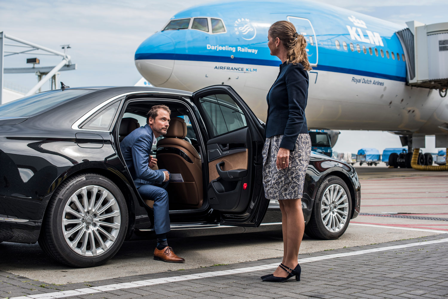 Airport cars. Трансфер встреча в аэропорту. Вип сервис в аэропорту. Сопровождение в аэропорту. VIP сопровождение в аэропорту.